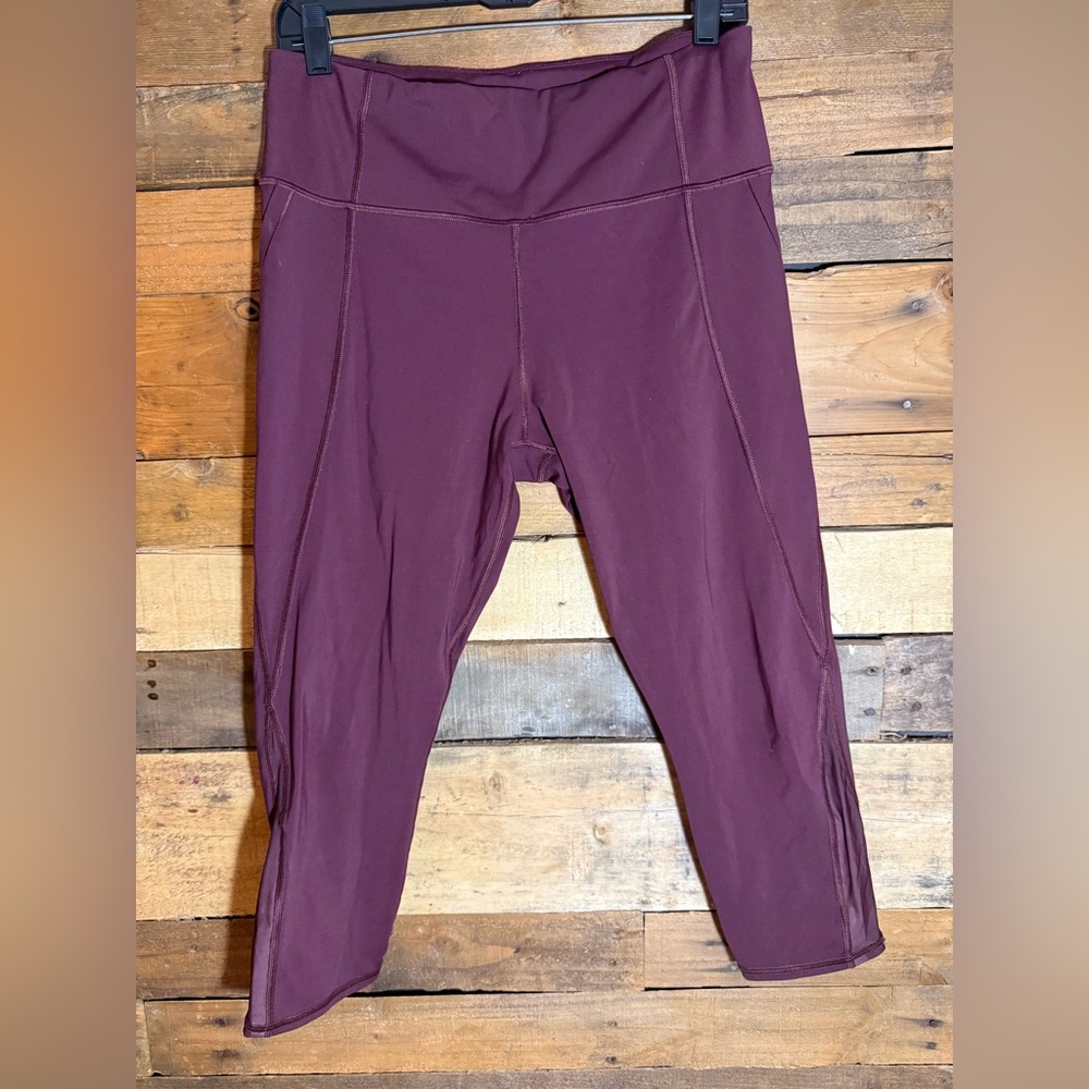 Athleta Lightening Capri‎ Supers Sonic Leggings Womens Burgundy (Medium?)
